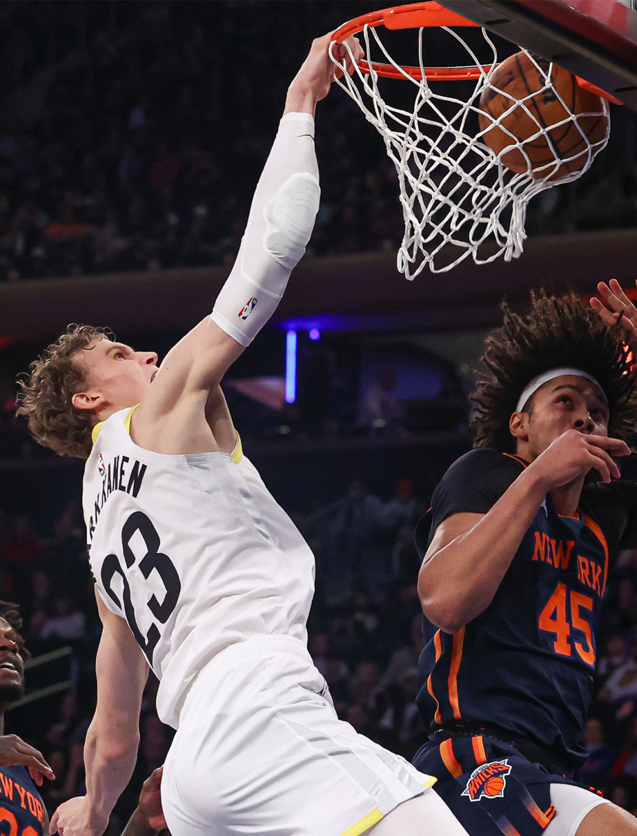 Jazz’s Lauri Markkanen throws down a dunk vs. the Knicks.